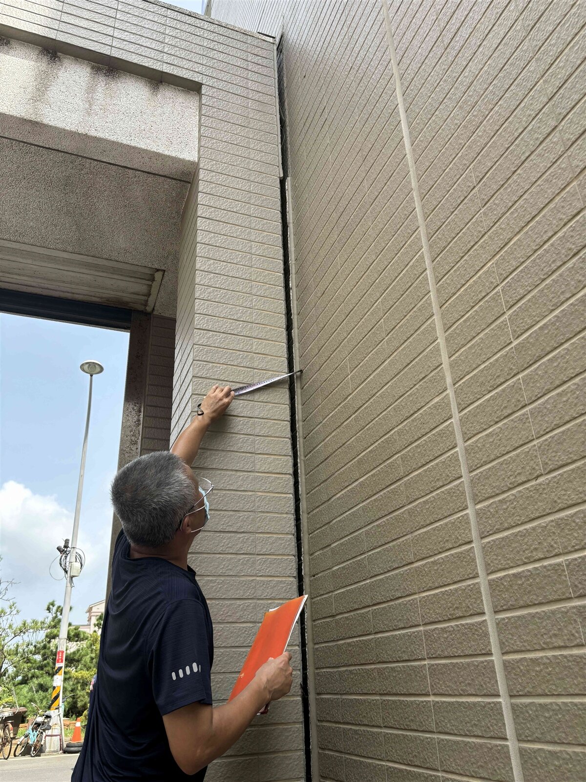 彰化伸港一處社區疑因隔壁蓋大樓,自家房屋出現裂縫,寬達6公分,經第三方鑑定為「二級傾斜」。記者林敬家/攝影