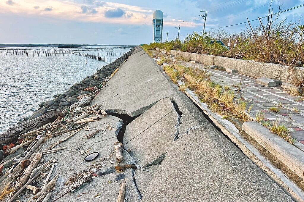 七股網仔寮汕沙洲的海堤經過丹娜絲颱風襲擊後,出現破損。圖/晁瑞光提供