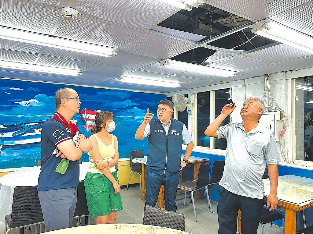 桃園市大園區竹圍漁港魚貨直銷中心2樓19號餐廳,16日中午發生約0.5平方米天花板崩塌意外,農業局長陳冠義(右二)等人立即至現場勘查。圖/農業局提供