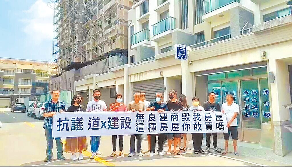 彰化縣伸港鄉1處社區疑因隔壁蓋大樓，導致房屋出現裂縫及傾斜，居民拉布條抗議。圖／周君綾提供