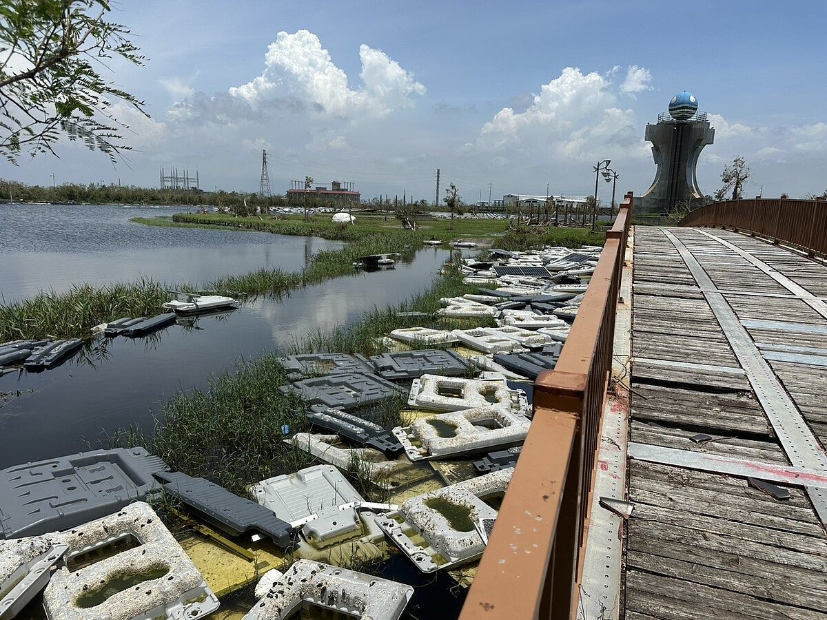 民眾黨立委黃國昌出示照片,質疑經濟部「光電板99%清理完成」的說法。圖/取自黃國昌臉書