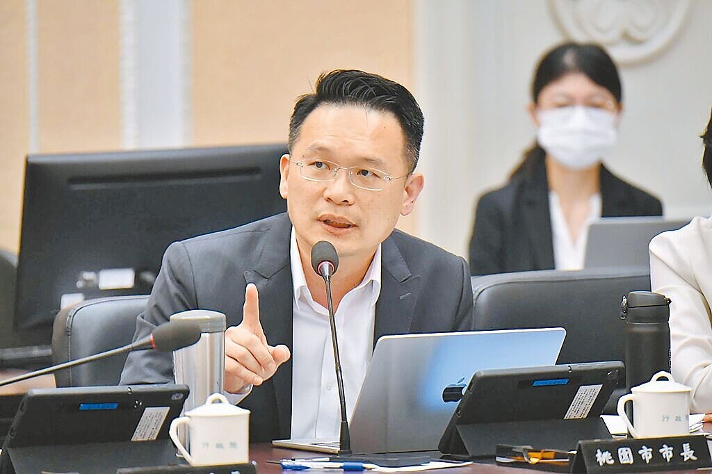 丹娜絲颱風侵襲南台灣，造成大量光電板毀損，桃園市副市長蘇俊賓17日在行政院會指出，光電板含多種重金屬，恐對環境造成風險，呼籲中央建立災損處理標準與設置區位限制規範。圖／行政院提供
