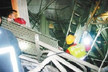 頭份一處新建商場工地昨天發生電梯井崩落意外，三名工人自八樓摔下，楊姓工人卡在地下一樓，傷勢嚴重，消防人員將人拉出來送醫不治。