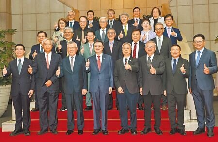 
行政院長卓榮泰（前排左四）22日主持行政院經濟發展委員會第2次顧問會議，會議開始前，卓榮泰邀請經濟顧問兼召集人林信義（前排左三）、委員及經濟顧問們一起大合影。（劉宗龍攝）
