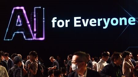 法人預估,著眼AI下一步商業化,實際應用階段將帶動機器人、智駕車與航太科技等實體AI蓬勃發展,推動實體AI不可或缺的電力基建,更是重中之重,建議中長期投資優先鎖定電力基建、機器人、智駕車、航太科技等四大特殊產業ETF,中長期持有愈抱愈香。圖∕本報資料照片