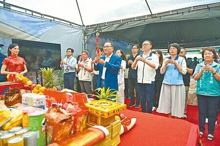 新北市長侯友宜(前排中)22日主持汐止中正市場改建工程動土典禮。(王揚傑攝)