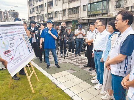 新北市長侯友宜(右三)22日視察汐止康寧街第三期改善工程成果,未來可配合捷運汐東線及串聯同興路地下道,有效改善人行環境。(王揚傑攝)