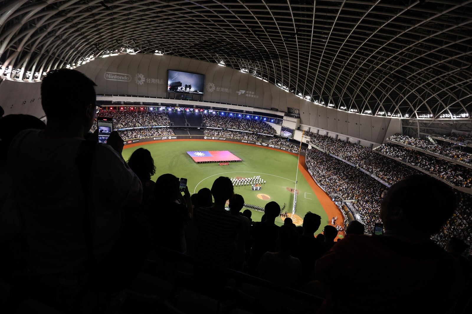 中職明星賽上週在台北大巨蛋吸引8萬人創紀錄,卻有詐騙集團趁機上網賣假票,假冒客服騙買家操作網銀,一名王姓男大生因此遭騙近10萬元。 記者曾原信/攝影