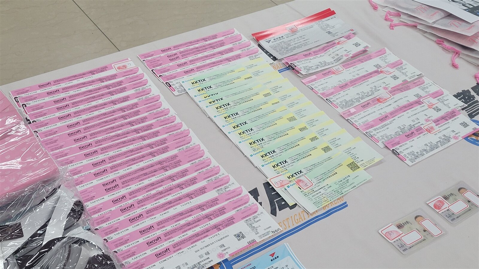 柳姓男子涉嫌透過搶票程式取得韓國藝人G-DRAGON台灣演唱會門票,上網販售黃牛票,提供偽造身分證或入場手環,協助買家通過「實名制」認證進場,刑事警察局拘提柳等4人。記者李奕昕/攝影