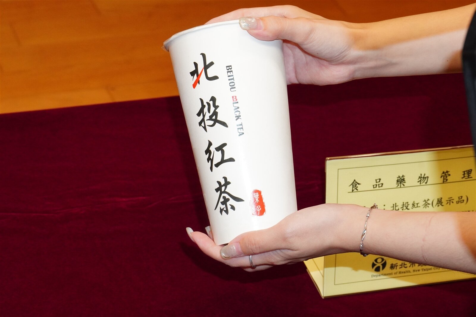 新北衛生局抽驗食用冰塊、手搖杯、鮮榨蔬果汁及各式冰品食品檢驗衛生標準,共抽驗61件產品,其中北投紅茶新莊四維店自製北投紅茶飲料不合格。記者劉懿萱/攝影