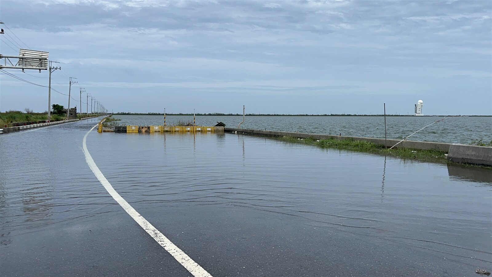 昨起天文大潮，台南七股區沿海出現海水倒灌，已淹沒周邊鹽田，村落岌岌可危。記者吳淑玲／攝影 