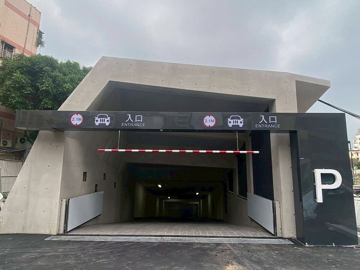 中壢中正公園5千多坪地下停車場完工,配置2出入口及3行人出入口,有汽車345格及機車605格停車,預計8月21日啟用。圖/市府交通局提供