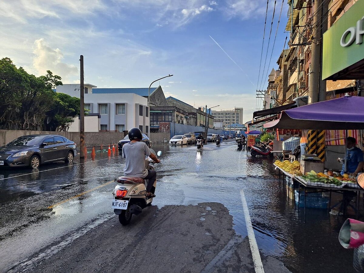 高雄旗津中洲三路因大潮海水倒灌造成路面積水。圖/高雄市水利局提供
