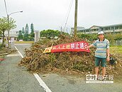 土地糾紛　廢木堆口湖國小校門