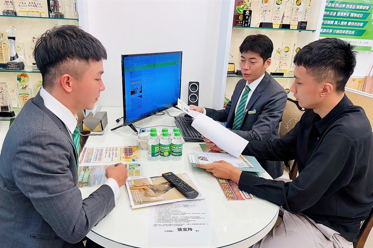 有巢氏房屋民生敦北加盟店在張宜羚店東帶領下，不只坦白屋況，更備好解決方案，助客戶決策！圖／永慶房產集團提供