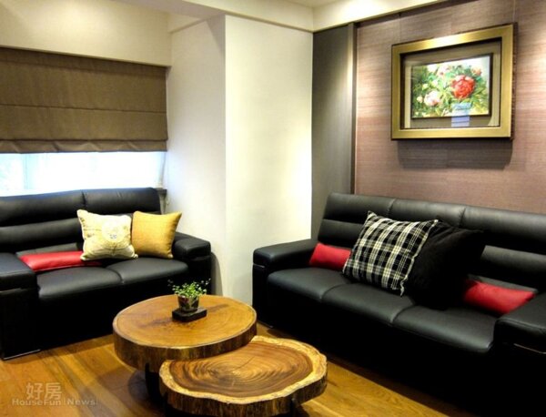 客廳簡單大方，與主人端莊穩健的風格很一致。