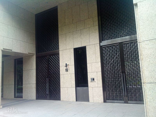 2由桓邦建設興建的「仁愛吾疆」,大門口的「吾疆」招牌典雅大氣。