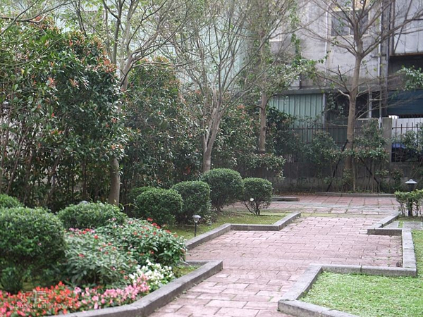 2.社區內也有一長條型小花園。