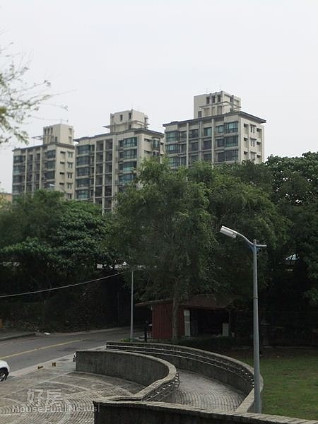 4.從石潭公園望向社區