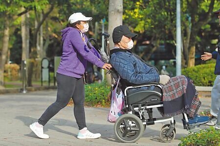 年滿80歲以上長者免經巴氏量表評估,可聘僱外籍看護。(示意圖,本報資料照片)