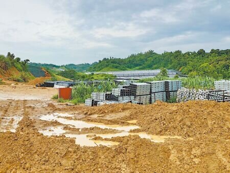 高雄市大樹區和山光電場因挖禿51公頃山坡地陷入爭議,23日下午遭橋頭地檢署依涉嫌違反《水保法》、《山坡地保育法》等,向法院聲請羈押光電場負責人林瑞豐及負責水保的技師吳安欽獲准。(任義宇攝)