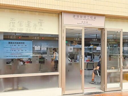 
台北市議員張斯綱接獲民眾反映，至市府大樓申請建物竣工圖說流程繁瑣，要上下樓繞3圈才完成，不符便民原則，建議應設立單一窗口或一站式整合服務區。（張珈瑄攝）
