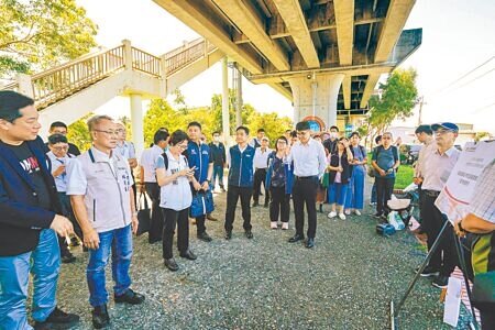 立法院交通委員會與交通部、宜蘭縣政府等單位23日在高鐵宜蘭站預定地北側、台鐵高架橋下現勘,由鐵道局說明高鐵延伸宜蘭計畫推動情形。(李忠一攝)