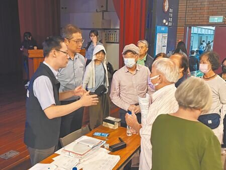 桃園市捷運工程局完成捷運綠線延伸大溪河東地區可行性評估案,預計年底送交通部續審,22日晚間首場說明會,在地民眾對捷運綠線延伸看法兩極。(廖姮玥攝)