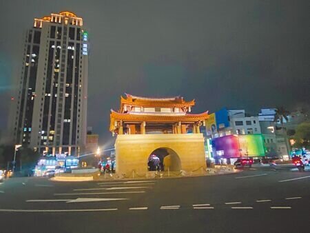 新竹市政府近日公告將32處高人口密集社區及43處古蹟暨其周邊道路,劃設為全日管制施放爆竹煙火區域。圖為國定古蹟東門城。(陳育賢攝)