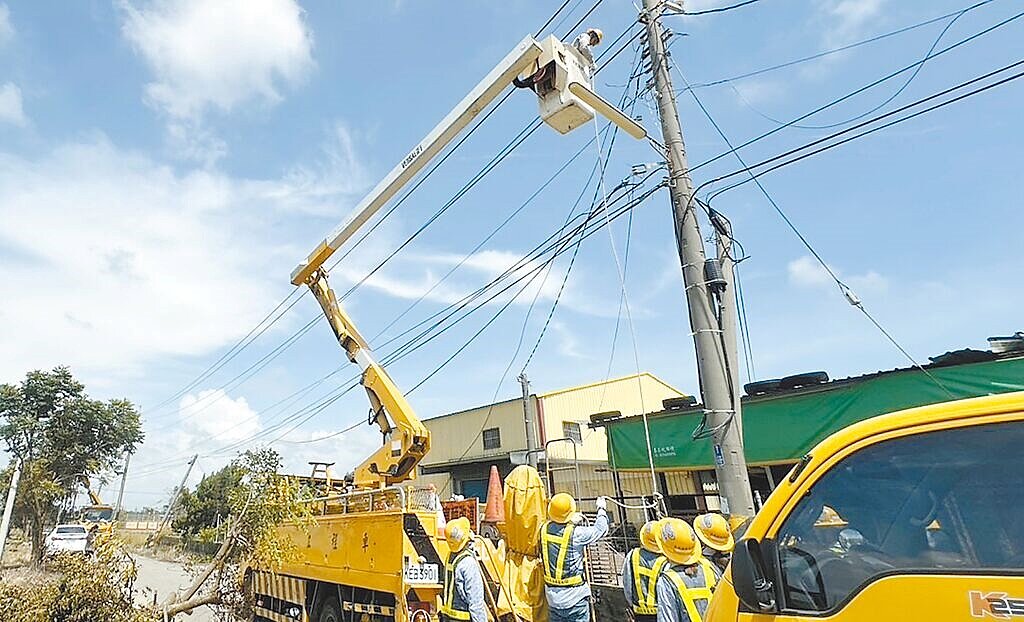 嘉義因風災電力系統受損嚴重,台電派員全力搶修。圖/台電提供