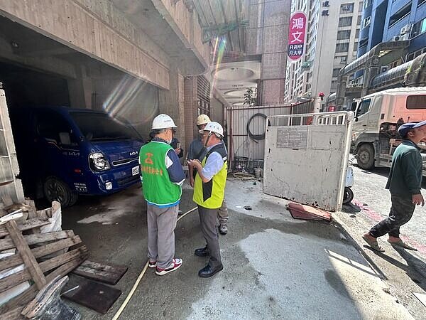 高雄鼓山區文忠路一處透天工地灌漿發生溢漏,工務局判斷為灌漿作業及組模固定未確實。圖/高雄市工務局提供
