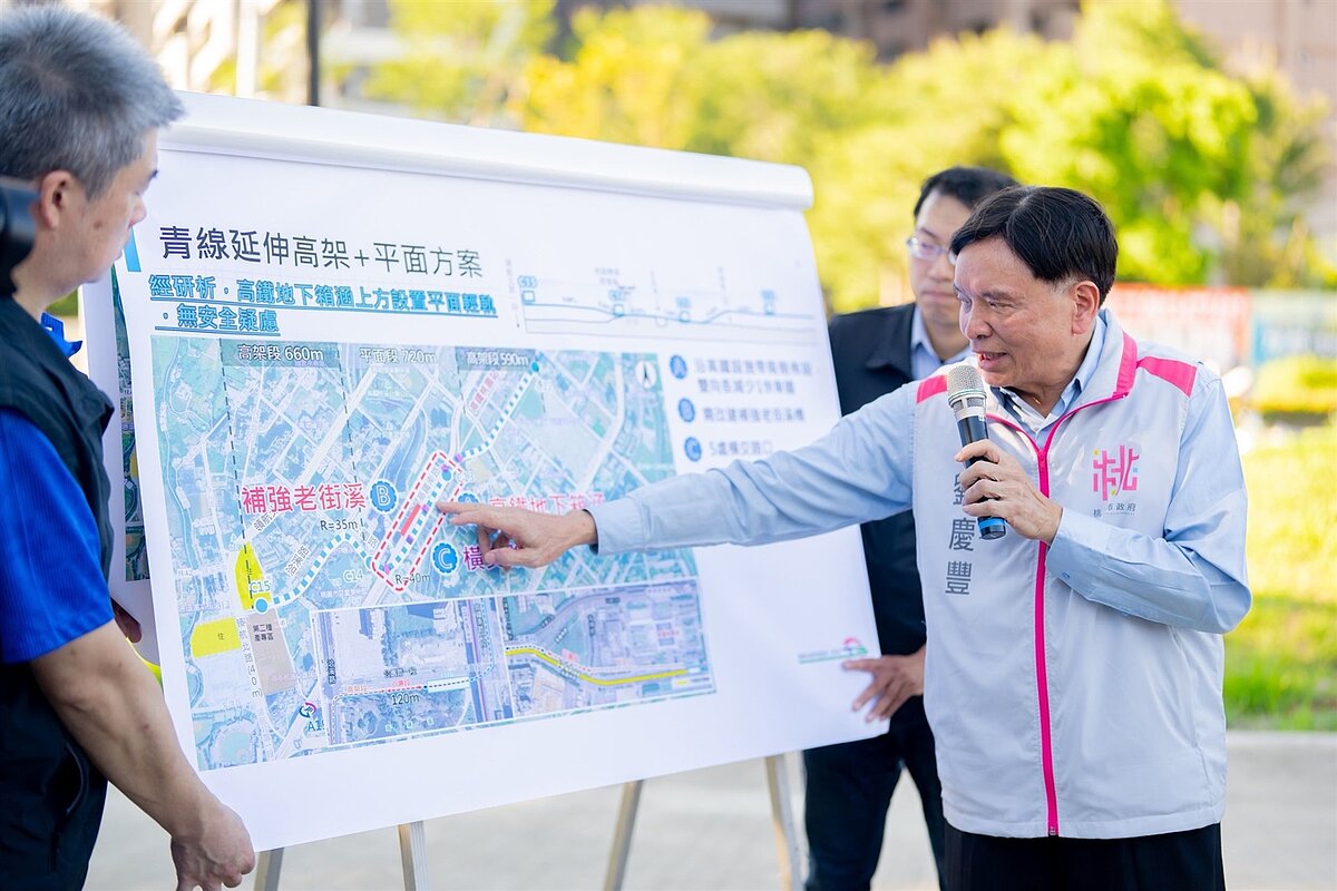 捷運工程局長劉慶豐解說捷運青線延伸計畫。圖/桃園市政府提供