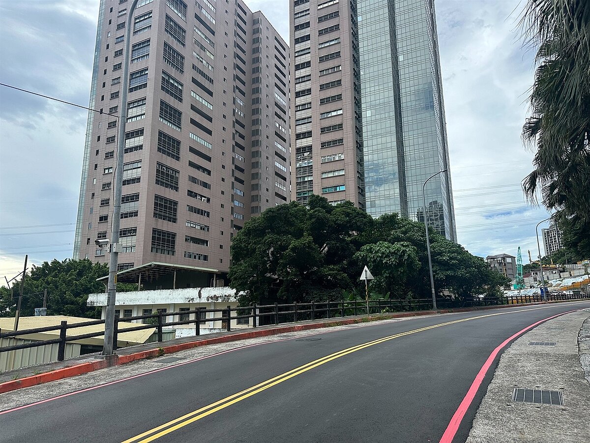 紅樹林路推進工程施作完成後,道路恢復平整。圖/新北市水利局提供