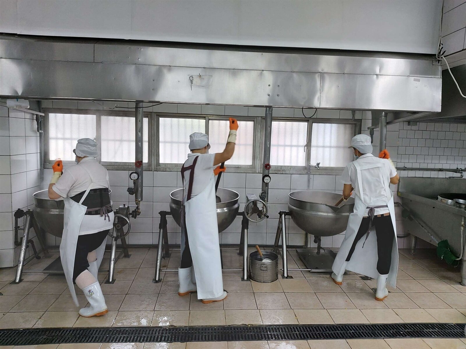 教育局114年度核定茄苳國小等50校更新廚房設備並進行改善工程,補助經費約1420萬元。圖:教育局提供