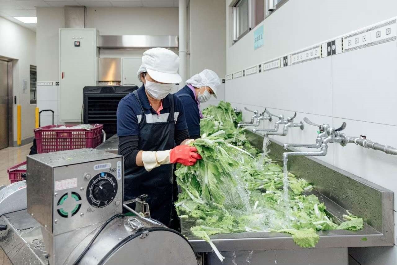 為了照護桃園學童的安全與健康,除持續使用章Q認證食材外,每年將持續編列預算補助學校更新廚房設備及改善工程。圖:教育局提供