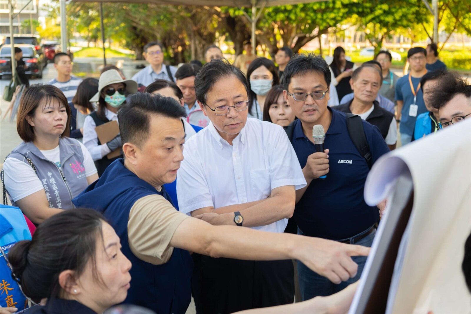 桃園市長張善政期盼立委魯明哲居中扮演關鍵角色,協助桃園向中央爭取加速通過青線的可行性研究。圖:市府提供