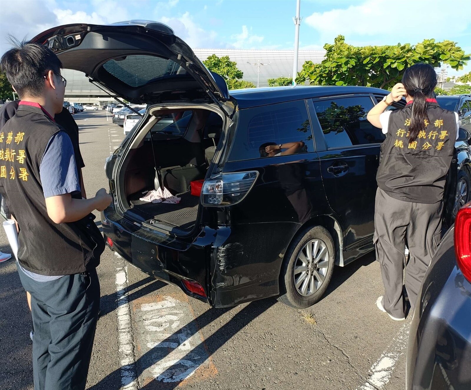 分署執行人員現場訊問，七人均坦承不諱，表示來機場的目的就是要違法攬客。圖：桃園分署提供