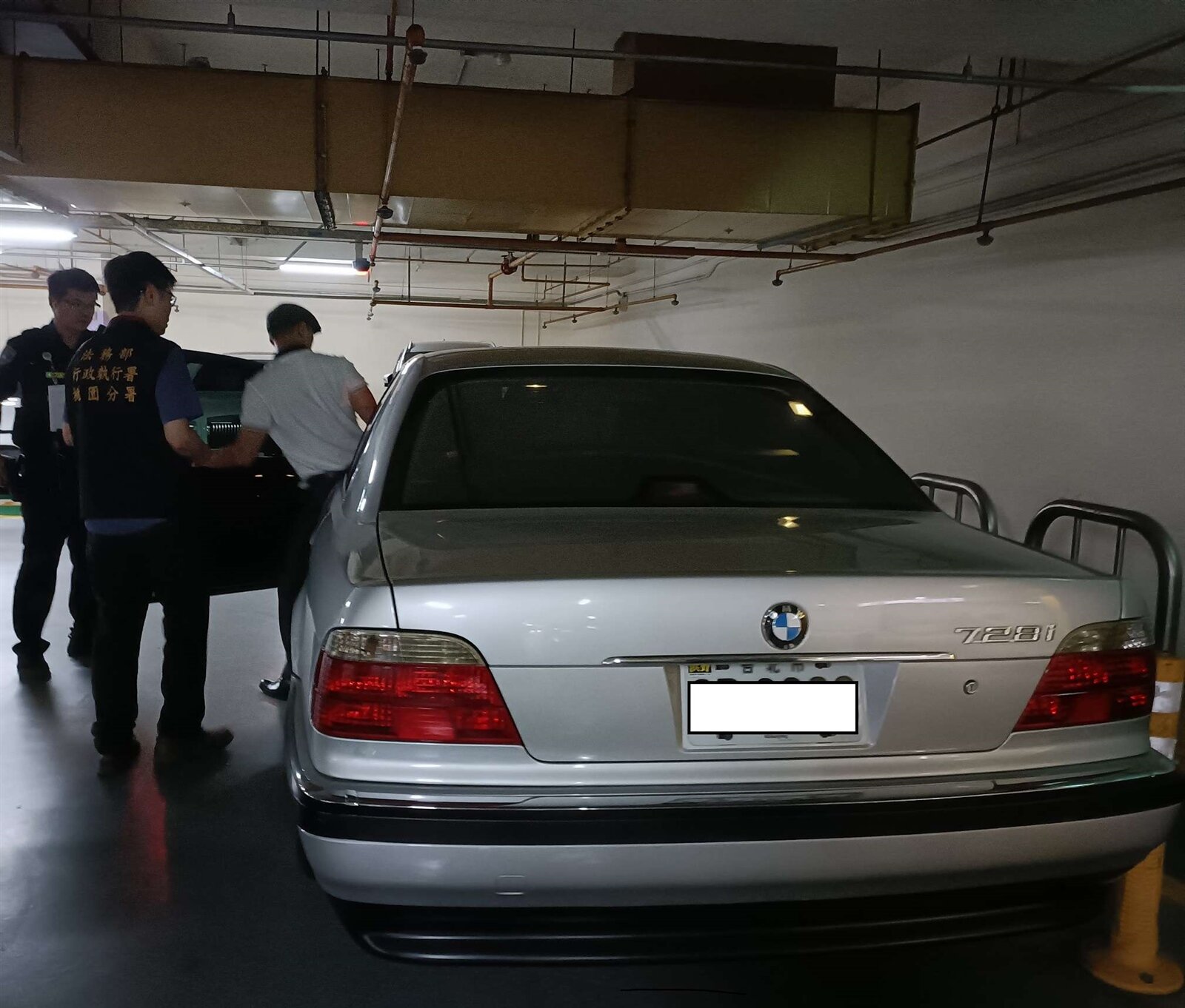 民眾往返桃園機場時，應選擇合法交通工具，切勿搭乘非法白牌車，以保障自身人身與財產安全。圖：桃園分署提供