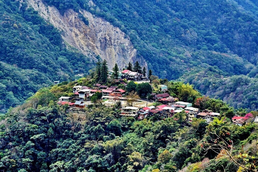 南投仁愛瑞岩部落因921地震面臨地層滑動威脅，縣府計畫遷村，2011年完成首批107戶遷住，仍不足32 戶。本報資料照，南投縣政府提供 