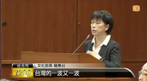 文化部長龍應認為，行動面學生表現100分，但思想面薄弱，充滿自相矛盾。