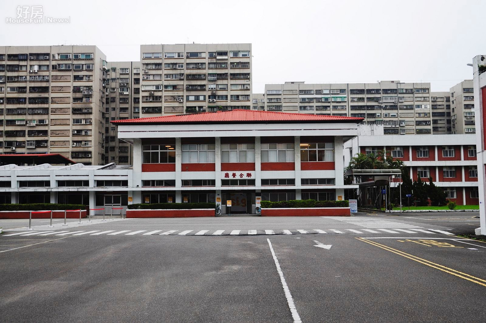 從空總基地舊址可看到正在都更的正義國宅。(好房News記者 陳韋帆/攝影)