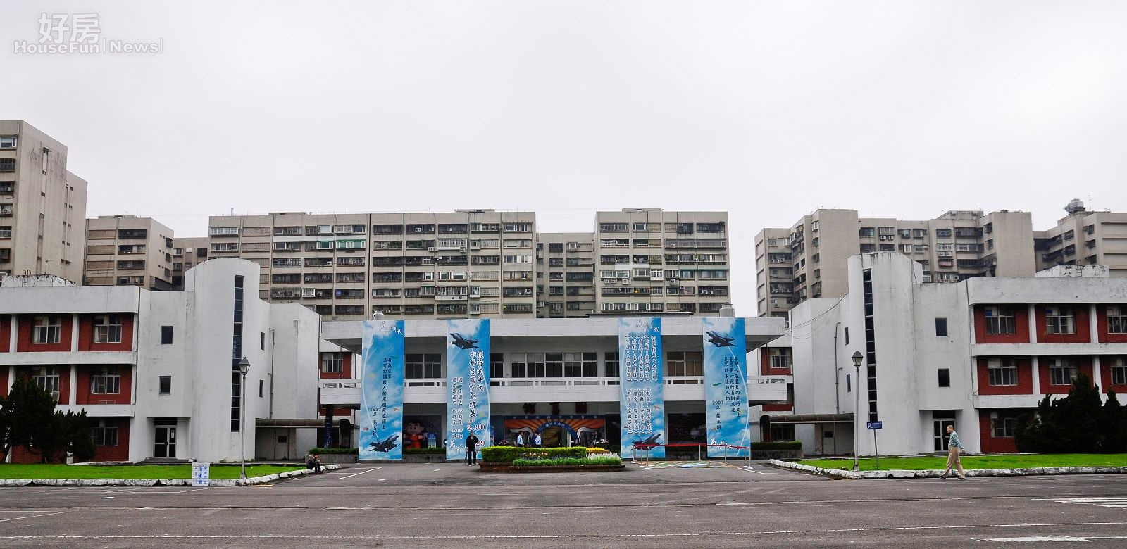 由空總舊址內部的圖書館後方為正義國宅。(好房News記者 陳韋帆/攝影)