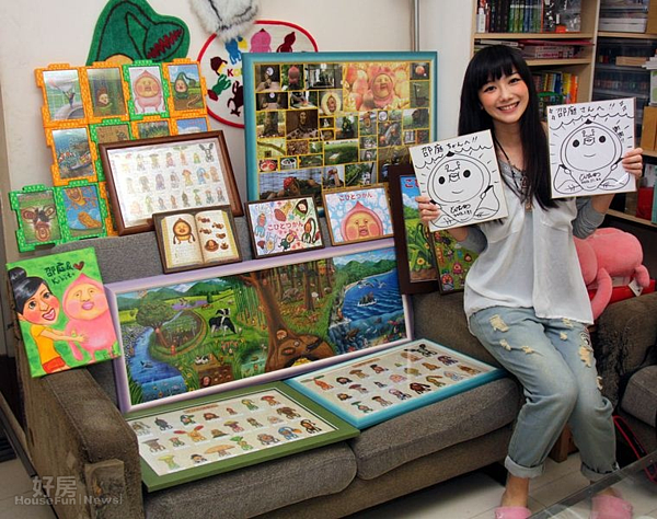 2.邵庭開心展示琳瑯滿目的醜比頭拼圖、以及作者親筆送給她的簽畫板。