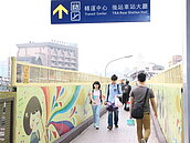 嘉市跨站人行天橋超便利 　頂棚工程9月完工