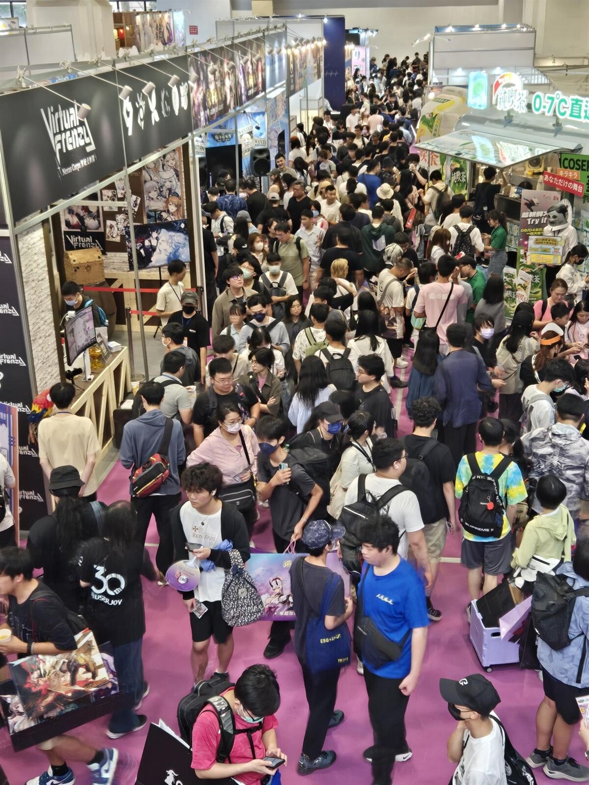 第24屆漫畫博覽會昨於世貿一館登場。主辦單位估計,五天參觀人潮65萬人、上看3億商機。記者陳宛茜/攝影