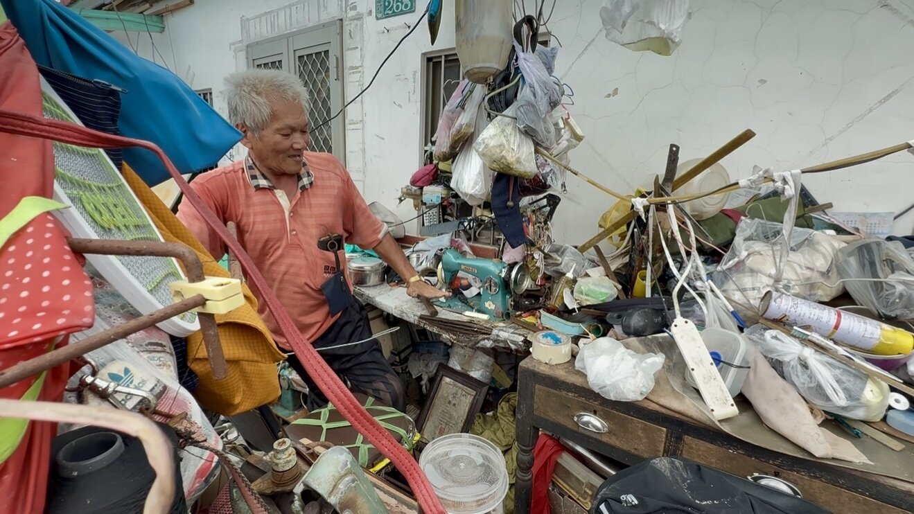 嘉義縣鹿草鄉獨居長者洪勇行動不便,以縫補衣服維生,家電及縫紉機因颱風毀壞,生活恐無以為繼。記者黃于凡/攝影