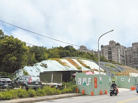 去年山陀兒颱風期間坍方的新豐街邊坡,最近復建工程進度大幅提前,市府預估9月上旬可望完工。(張志康攝)