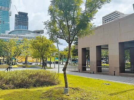 南山人壽規畫延伸台北市信義區空橋系統,串聯「南山A21綠環塔 」綠環塔與市府大樓南門,也可從捷運淡水信義線台北101站通行至板南線市府站。(張珈瑄攝)