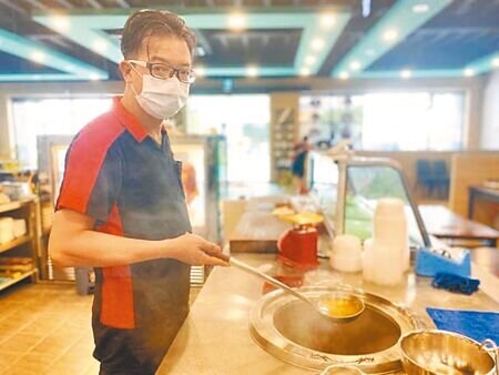 台南市鴻品牛肉湯市政府店門口,於23日晚間張貼「盤讓」字條,業者張志宏說,員工太難請是主因,缺工1年多,不撐了。(本報資料照片)