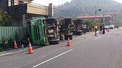 霧峰國道6豐正交流道怪現象　砂石車老同處翻覆